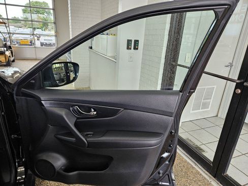Used 2018 Nissan Rogue SV AWD/4WD image 15