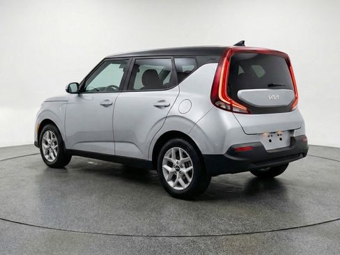 Used 2025 Kia Soul LX w/ LX Technology Package FWD image 6
