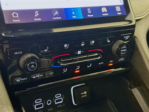 Used 2024 Jeep Grand Cherokee L Limited w/ Luxury Tech Group II image 24