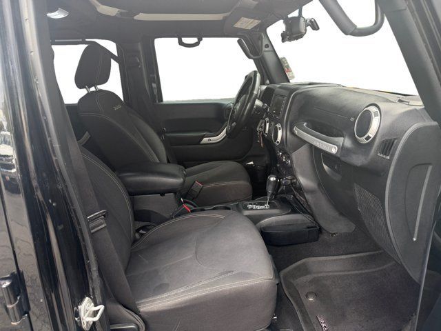 Used 2016 Jeep Wrangler Unlimited Sahara w/ Connectivity Group AWD/4WD image 12