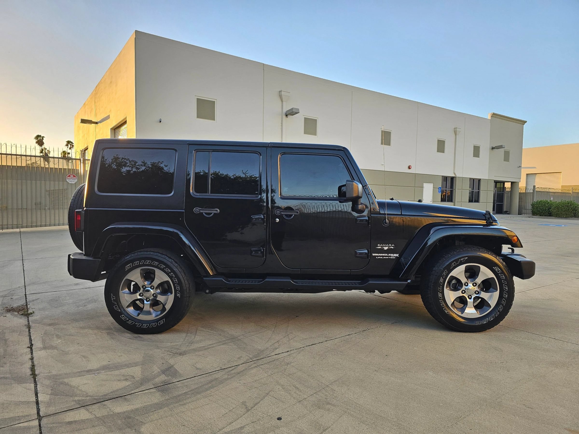 Used 2018 Jeep Wrangler Unlimited Sahara w/ Connectivity Group AWD/4WD image 4