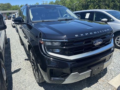 Used 2025 Ford Expedition Max Platinum w/ Driver's Package AWD/4WD image 2