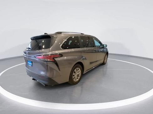 Used 2022 Toyota Sienna XLE image 8
