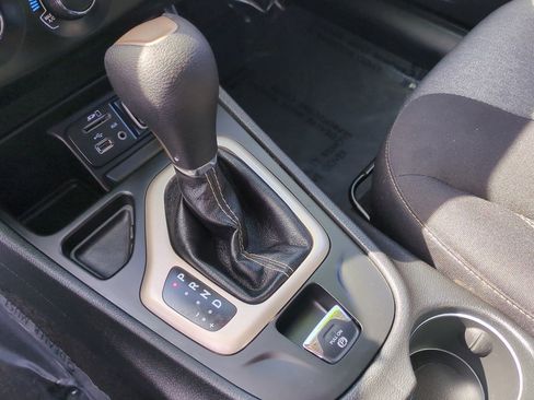 Used 2018 Jeep Cherokee Latitude w/ Altitude Package image 18