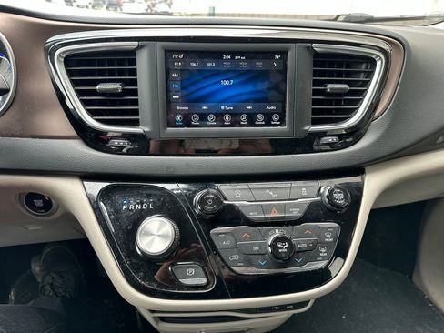 Certified 2019 Chrysler Pacifica Touring-L image 7