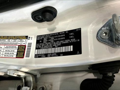 Used 2021 Toyota Highlander XLE AWD/4WD image 19
