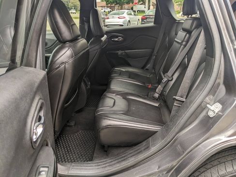 Used 2019 Jeep Cherokee Latitude Plus AWD/4WD image 12