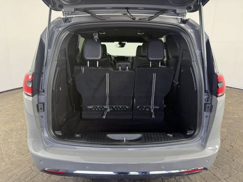 Used 2025 Chrysler Pacifica Select FWD image 7