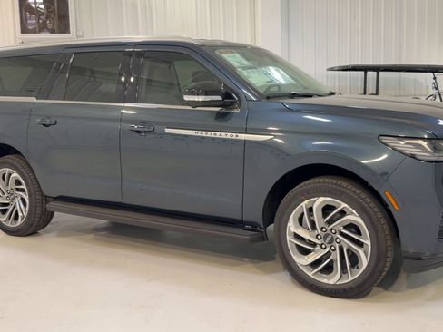 New 2026 Lincoln Navigator L Premier image 3