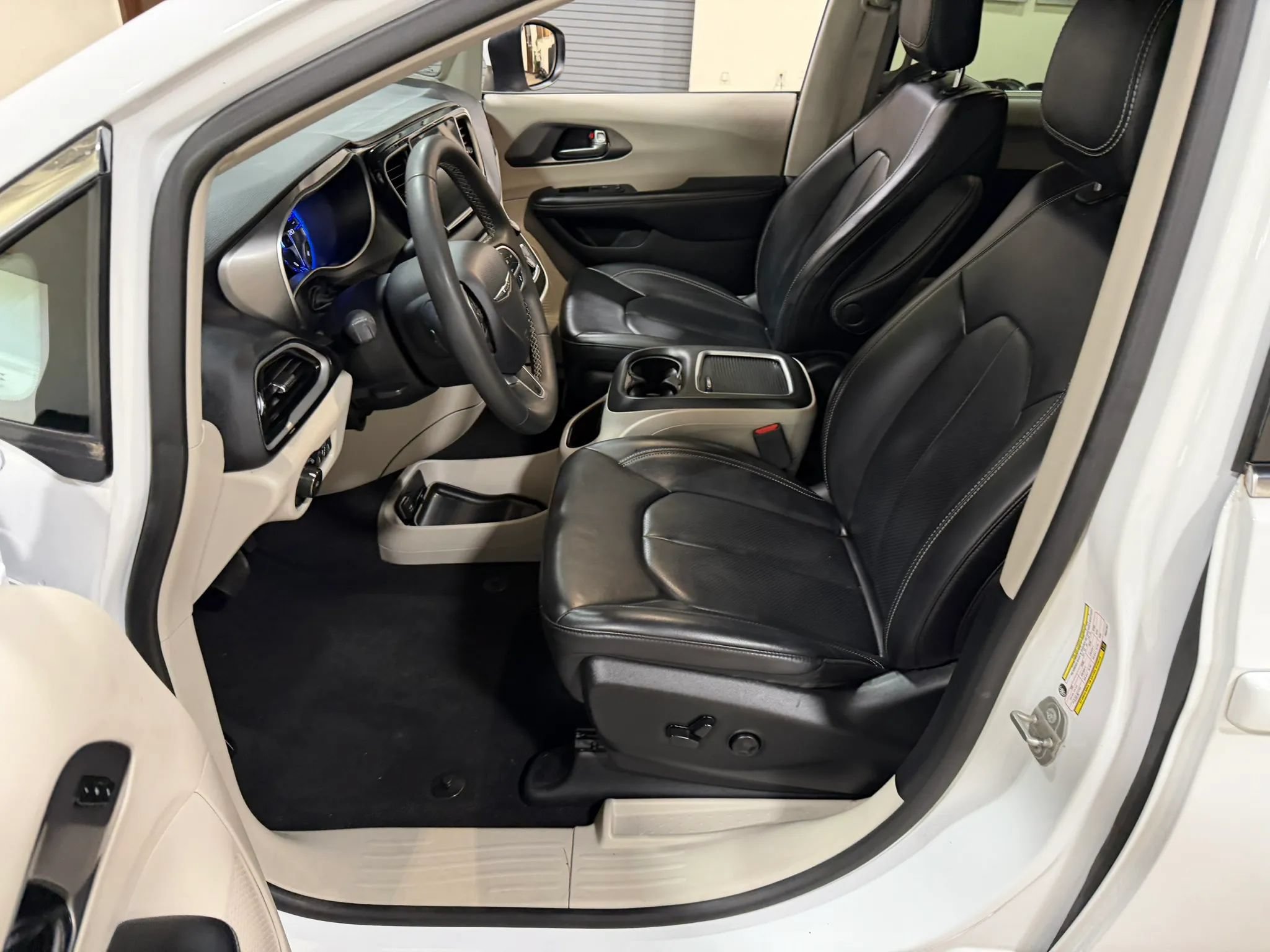 Used 2023 Chrysler Pacifica Touring-L FWD image 40