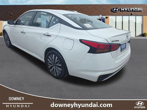 Used 2025 Nissan Altima 2.5 SV FWD image 3