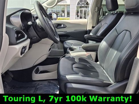 Certified 2024 Chrysler Pacifica Touring-L image 10
