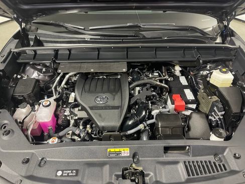 Certified 2024 Toyota Highlander XLE image 9