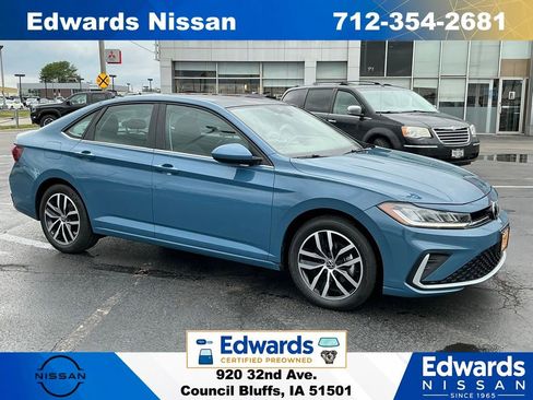 Used 2025 Volkswagen Jetta SE FWD image 1