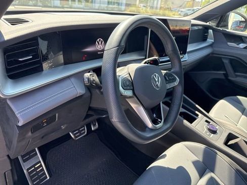 Used 2025 Volkswagen Tiguan SE R-Line image 16