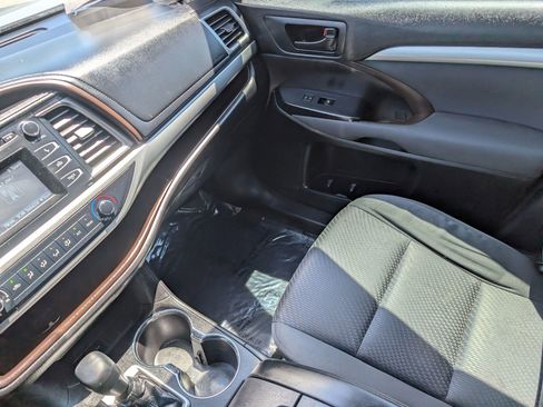Used 2018 Toyota Highlander LE FWD image 27