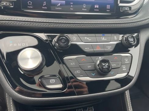 Used 2025 Chrysler Pacifica Limited FWD image 26