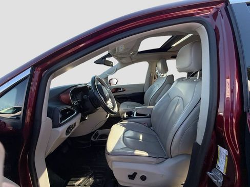 Used 2020 Chrysler Pacifica Limited FWD image 23