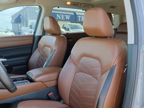 Used 2022 Nissan Pathfinder Platinum w/ Cargo Package image 14