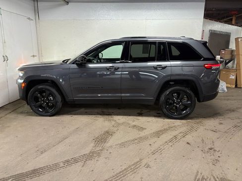 Used 2024 Jeep Grand Cherokee Altitude AWD/4WD image 6