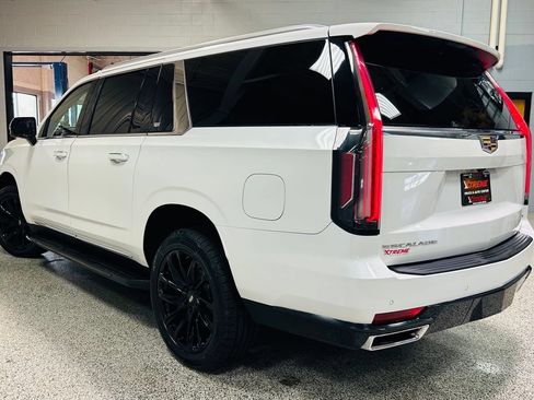 Used 2022 Cadillac Escalade ESV Luxury AWD/4WD image 4