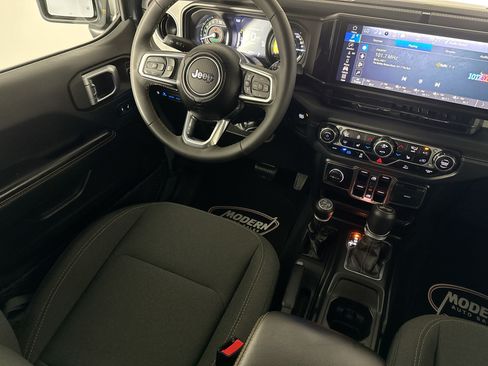 Used 2024 Jeep Wrangler Unlimited Sahara w/ Technology Group AWD/4WD image 32