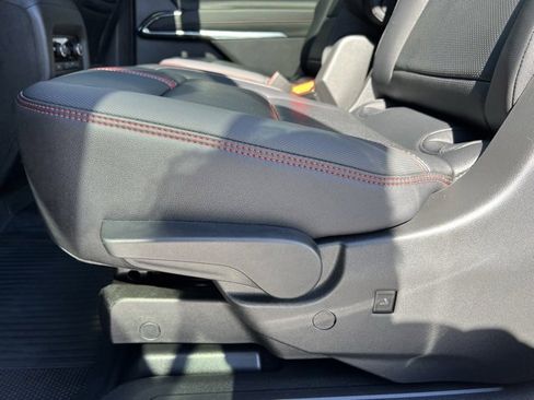 Used 2025 Chevrolet Traverse RS image 25