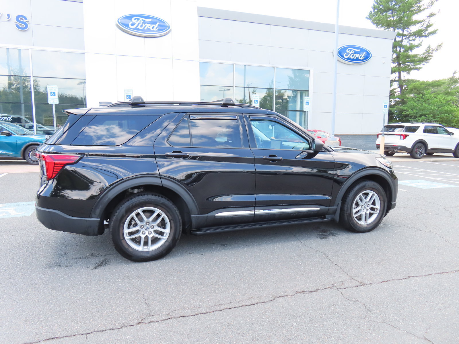 Certified 2025 Ford Explorer Active AWD/4WD image 4
