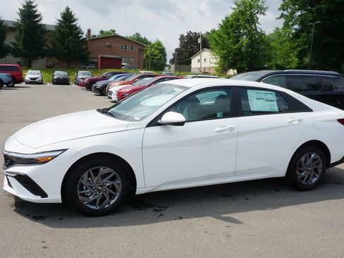 Used 2024 Hyundai Elantra SEL image 2