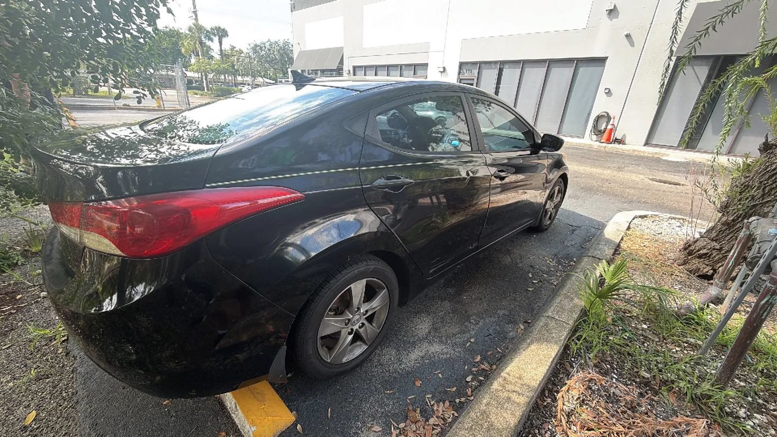 Used 2013 Hyundai Elantra GLS w/ Preferred Pkg FWD image 4