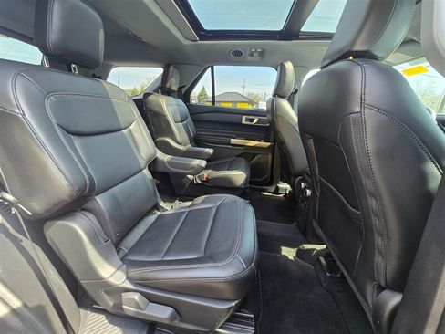 Used 2022 Ford Explorer XLT w/ Equipment Group 202A AWD/4WD image 16