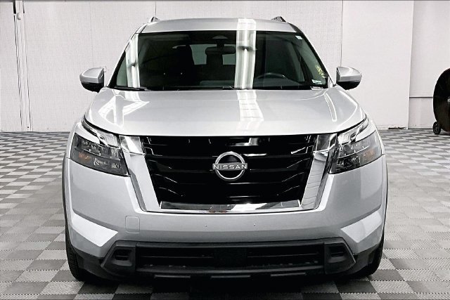 Used 2025 Nissan Pathfinder SV FWD image 4