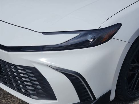 Used 2025 Toyota Camry SE image 7