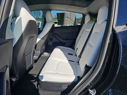 Used 2024 Tesla Model Y Long Range image 19