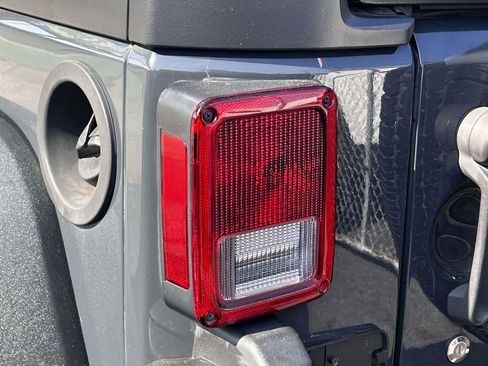 Used 2018 Jeep Wrangler Unlimited Sport S AWD/4WD image 10