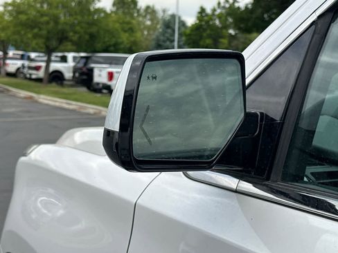 Used 2018 GMC Yukon XL SLT w/ Premium Edition AWD/4WD image 5