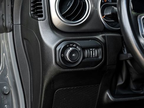 Used 2022 Jeep Wrangler Unlimited Sahara AWD/4WD image 39