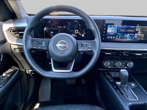 Used 2025 Nissan Kicks SV w/ SV Premium Package FWD image 6