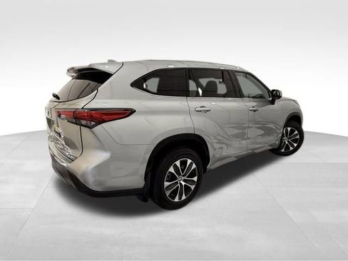 Used 2021 Toyota Highlander XLE image 6