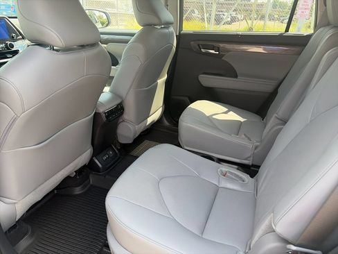 Used 2025 Toyota Highlander Platinum AWD/4WD image 14