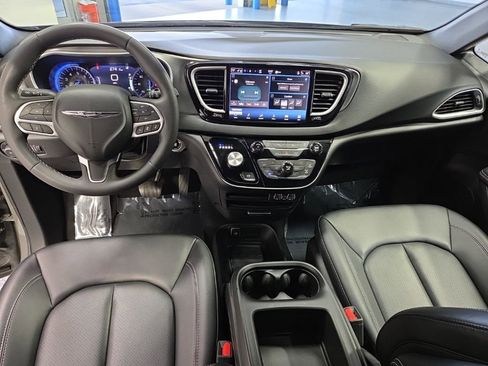 Used 2025 Chrysler Pacifica Select FWD image 11