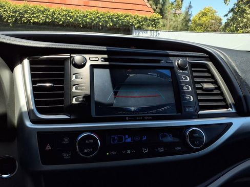 Used 2018 Toyota Highlander XLE w/ Carpet Mat Package (TMS) AWD/4WD image 9