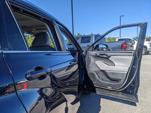 Used 2021 Toyota Highlander XLE image 61