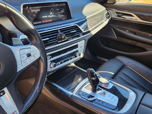 Used 2022 BMW 750i xDrive w/ M Sport Package image 10