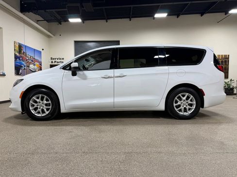 Used 2020 Chrysler Voyager LX FWD image 8