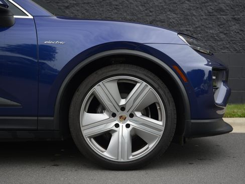Used 2024 Porsche Macan 4 Electric AWD/4WD image 11