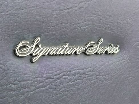 Used 1989 Lincoln Town Car Signature RWD image 2