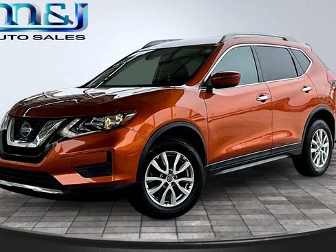 Used 2019 Nissan Rogue SV image 1