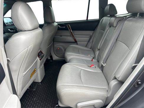 Used 2012 Toyota Highlander Limited w/ Tow Pkg AWD/4WD image 11