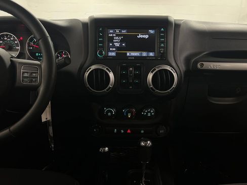 Used 2013 Jeep Wrangler Unlimited Sahara w/ Connectivity Group AWD/4WD image 20